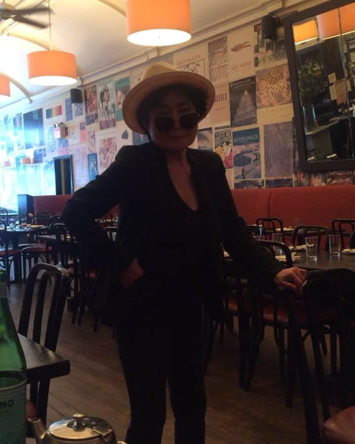 オノ・ヨーコのインスタグラム：「Shake shake!」