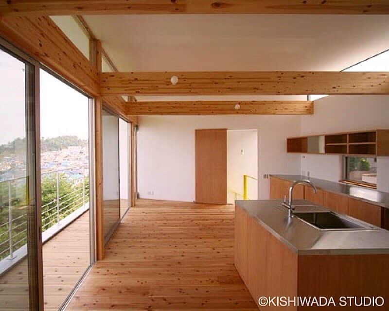 岸和田スタジオのインスタグラム：「. 感性をカタチにするということ . 建築家のつくる物語と、 あなた自身の物語が重なる時、 住まいが脈動し始める。 . 施工：岸和田スタジオ 建築家：岸本　貴信 . 詳しくは...@kishiwada_studio .  #岸和田スタジオ#kishiwadastudio#建築家#家#住宅#デザイン#アーキテクト#建築#設計#フォト#外観#個性的な家#住宅#デザイン住宅#建築家と建てる家#住まい#リビング#キッチン#シンク#木#wood#光と風#採光#JAPANESEHOUSE #photogram#house#design#architect#architecture#life#cool」