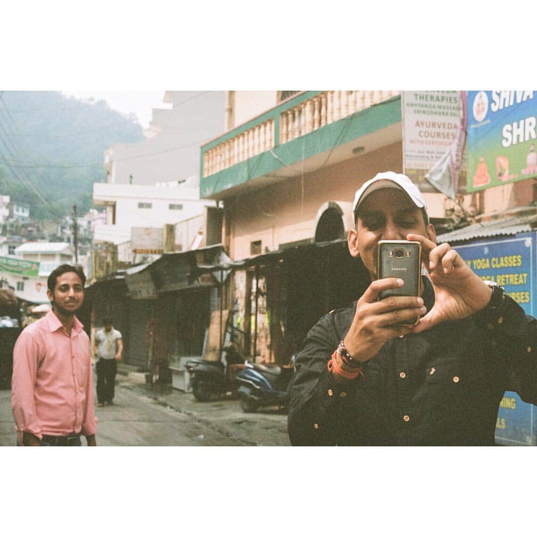 玄里さんのインスタグラム写真 - (玄里Instagram)「さっきの子たち、大人になったらこんな感じかな😉 インド歩いてると、一緒に写真撮ろうって1日10回は言われるよ。  Many indians asked foreigner to take pics together.  #myfirstindia #film #pentax #ontheroad」9月30日 18時24分 - hyunri__official