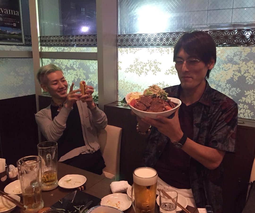 小林尊さんのインスタグラム写真 - (小林尊Instagram)「大きい白田と山盛り料理。どっちも大きいとどっちも伝わらない。an extra-large helping of dish looks like it's normal size when Giant Shirota holds it. #フードファイター #ジャイアント白田 #白田信幸 #大胃王 #competitiveeaters」9月30日 18時25分 - kobayashitakeru