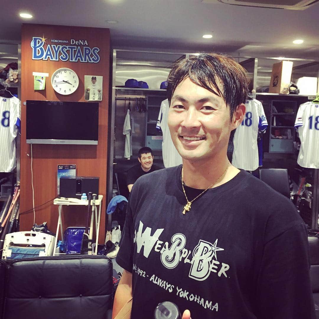 大西宏明のインスタグラム：「ロッカールームも綺麗になってましたぁ‼️‼️ 全員のロッカーに18番のユニフォーム✨✨ #横浜denaベイスターズ #横浜スタジアム #ロッカールーム #石川雄洋 #後藤武敏 #ゴメス #背番号18 #お邪魔しました」