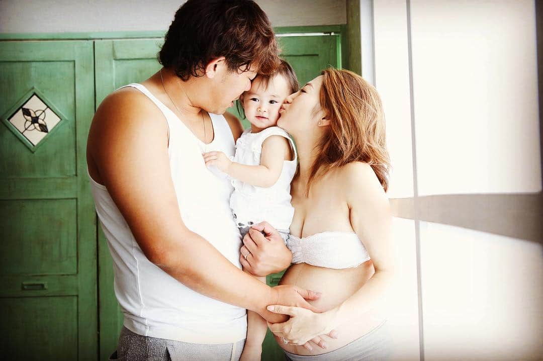 加織のインスタグラム：「あーお腹ぽんぽこりんがもう懐かしいなぁ👶🏻👶🏻 #maternityphoto #family」
