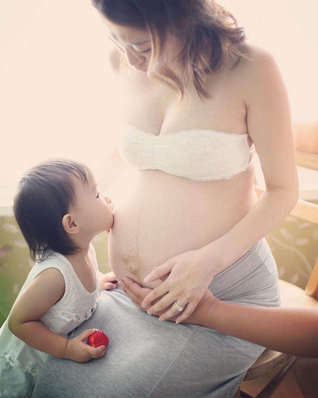 加織のインスタグラム：「子供達が大きくなったら見せてあげるんだぁ！  #maternityphoto #family #💋 #👶🏻」