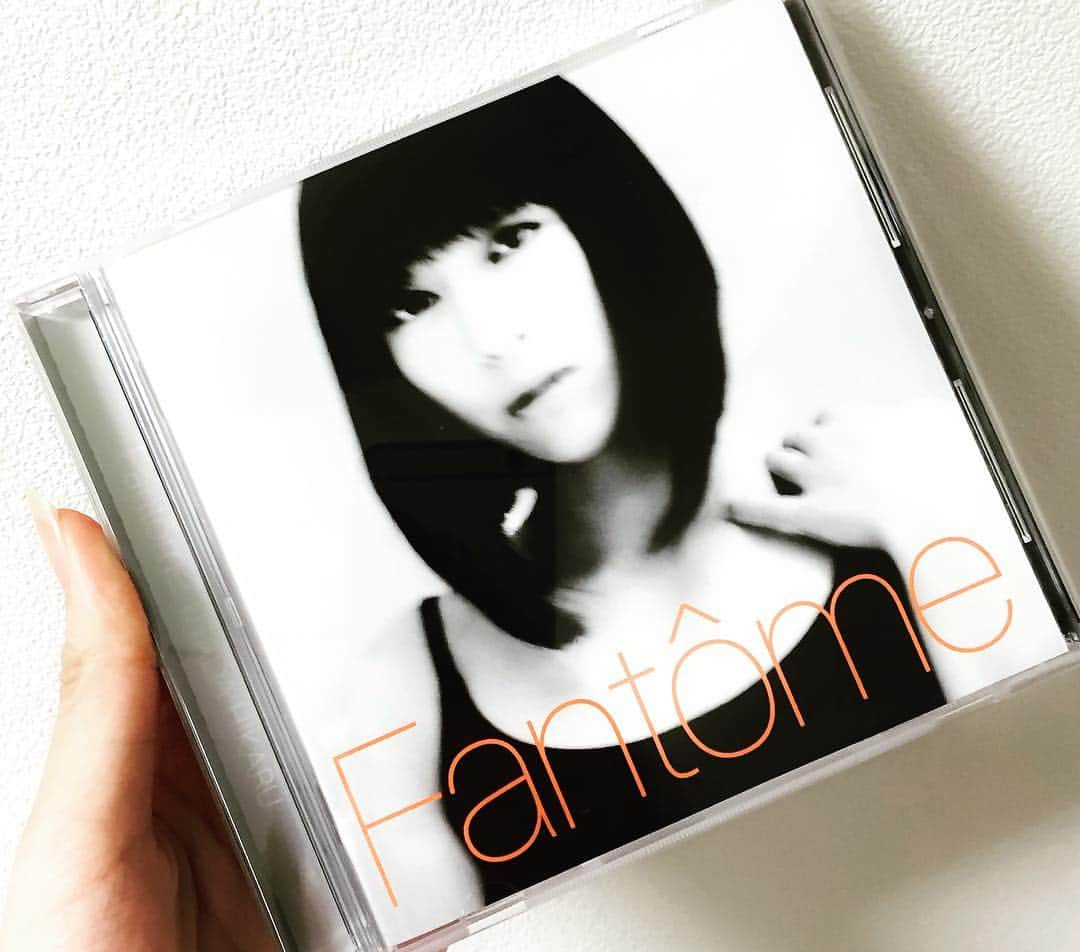 工藤麻美子のインスタグラム：「宇多田ヒカルさんの新しいアルバム『Fantôme』 歌詞もメロディーも全てが洗練されていて、心に響きます。こんなに好きなアーティストいないくらい大好きです。 #宇多田ヒカル #Fantôme」