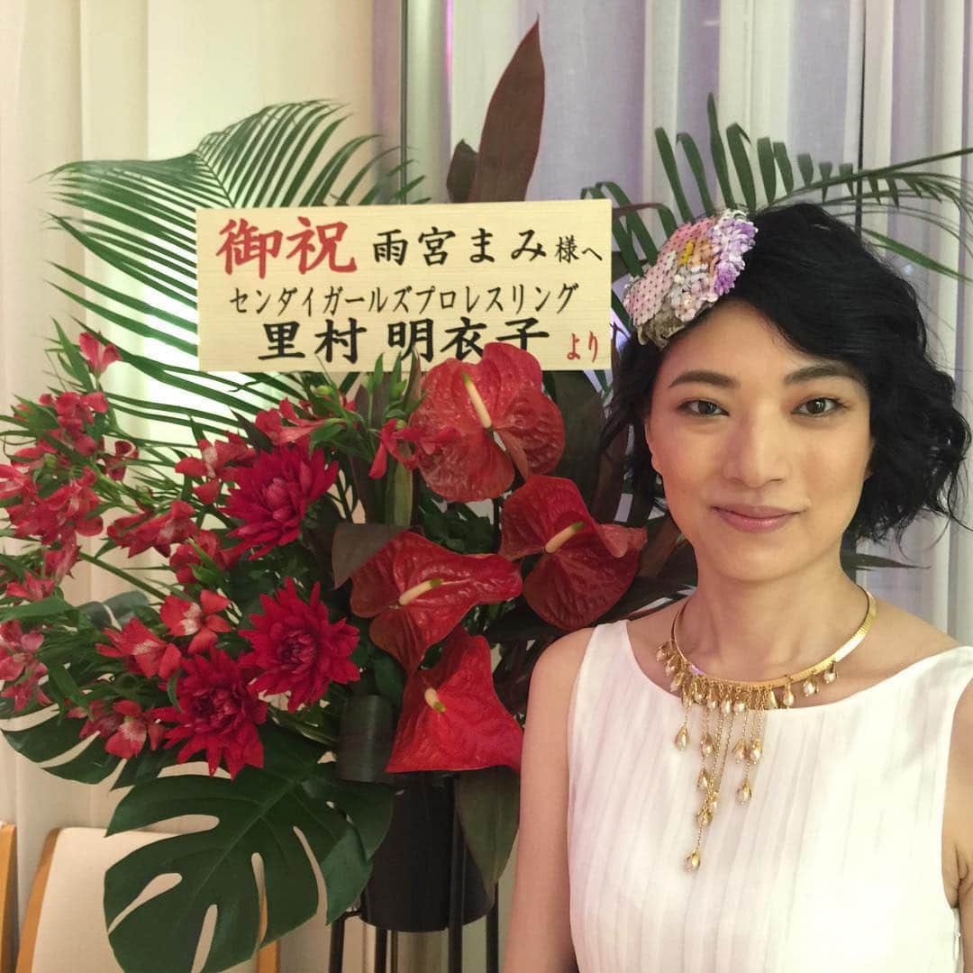雨宮まみのインスタグラム：「憧れの女性、里村明衣子 @meiko_satomura さんからお花をいただいて、この時点で泣きそうに #マミタン #マミタン作戦 @ader_official」