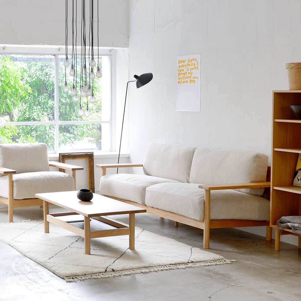 のインスタグラム：「イデーのソファの中でも人気の高いDIMANCHE SOFA。たっぷりとフェザーが入ったクッションと深さ800mmの座面が、柔らかく身体を包み込みます。 サイズは幅930㎜の1人掛け、幅1900mmの2.5人掛けと幅2070mmの3人掛けから、張り地はお好みのファブリックもしくはフルグレインレザーからお選びいただけます。  #idee #interior #furniture #design #sofa #dimanchesofa #marinabautier #catalogue #イデー #インテリア #家具 #デザイン #ソファ」
