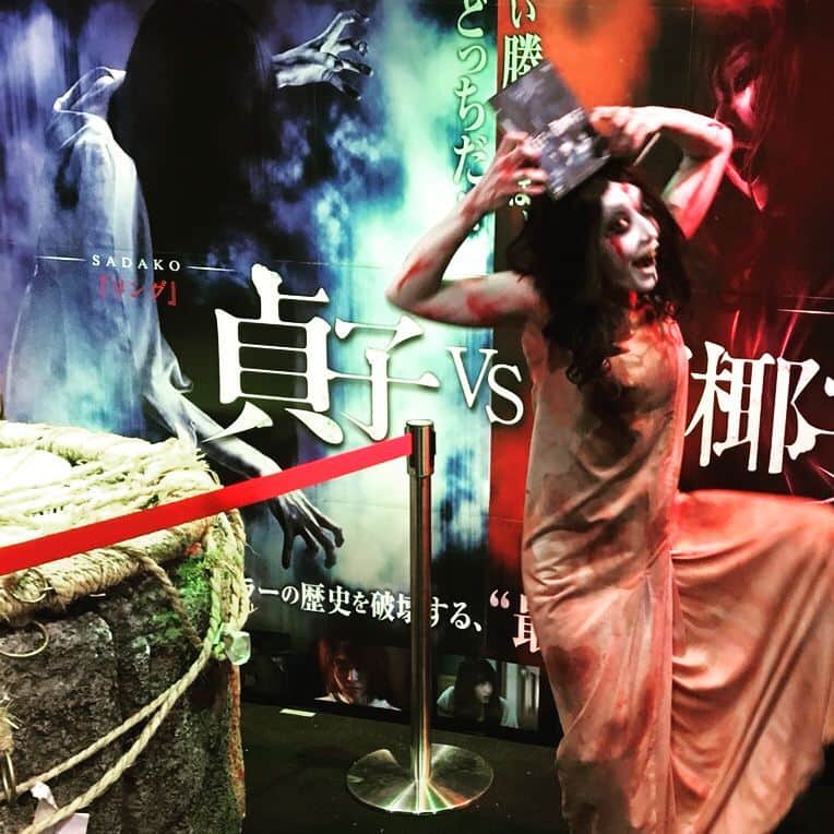 伽椰子と俊雄のほのぼの親子日記のインスタグラム：「あ"あ"あ"あ"あ"(DVDが12月2日に出るよ！) #世紀の戦いをぜひお家で  #貞子vs伽椰子  #貞ちゃんちに遊びに行っちゃった  #あ"あ"あ"あ"あ"  #ニャー  #さだかや」