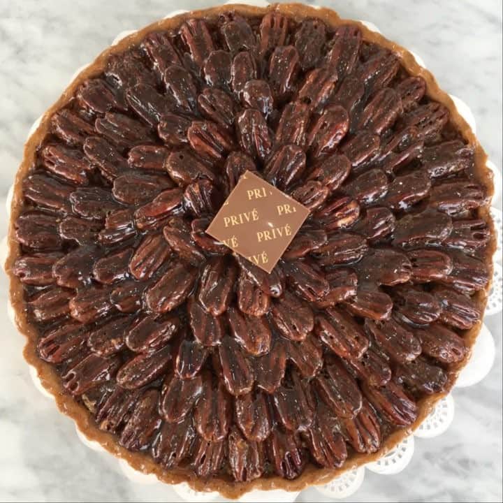 I Love Fashionのインスタグラム：「@Prive.chocolates has the best Pecan Pie ever! 😋 البيكان باي شي ما صااار! +965 9666-6671」