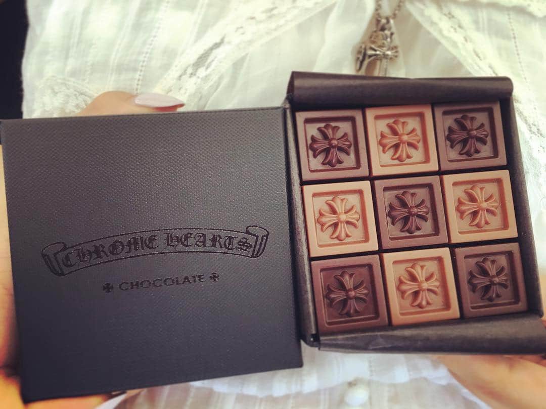 のインスタグラム：「クロムのチョコかわいい♡🍫 . . #CHROMEHEARTS #CHROME #chocolate #クロムハーツ #クロム #チョコレート #チョコ #美味しい」