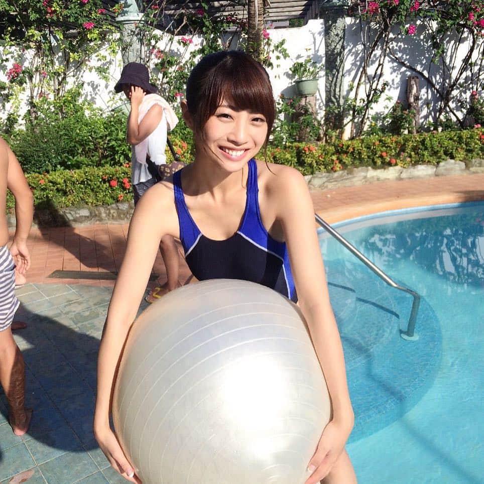 古川真奈美さんのインスタグラム写真 - (古川真奈美Instagram)「バランスボール😋 #急に外国人さんのフォロワーがめちゃめちゃ増えてて謎  #1000人ぐらい外国人が一気にフォローされて #なぜ #グラビア #バランスボール #スクール水着」9月27日 21時26分 - mana_0619