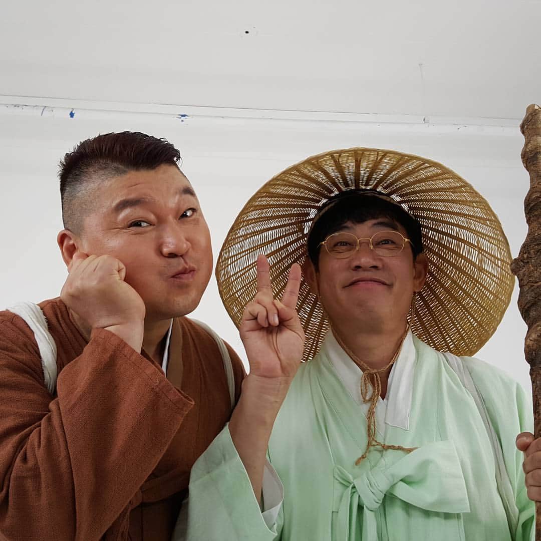 のインスタグラム：「호동이 함께 한끼줍쇼 코믹하게 찰칵 #강호동 #이경규」
