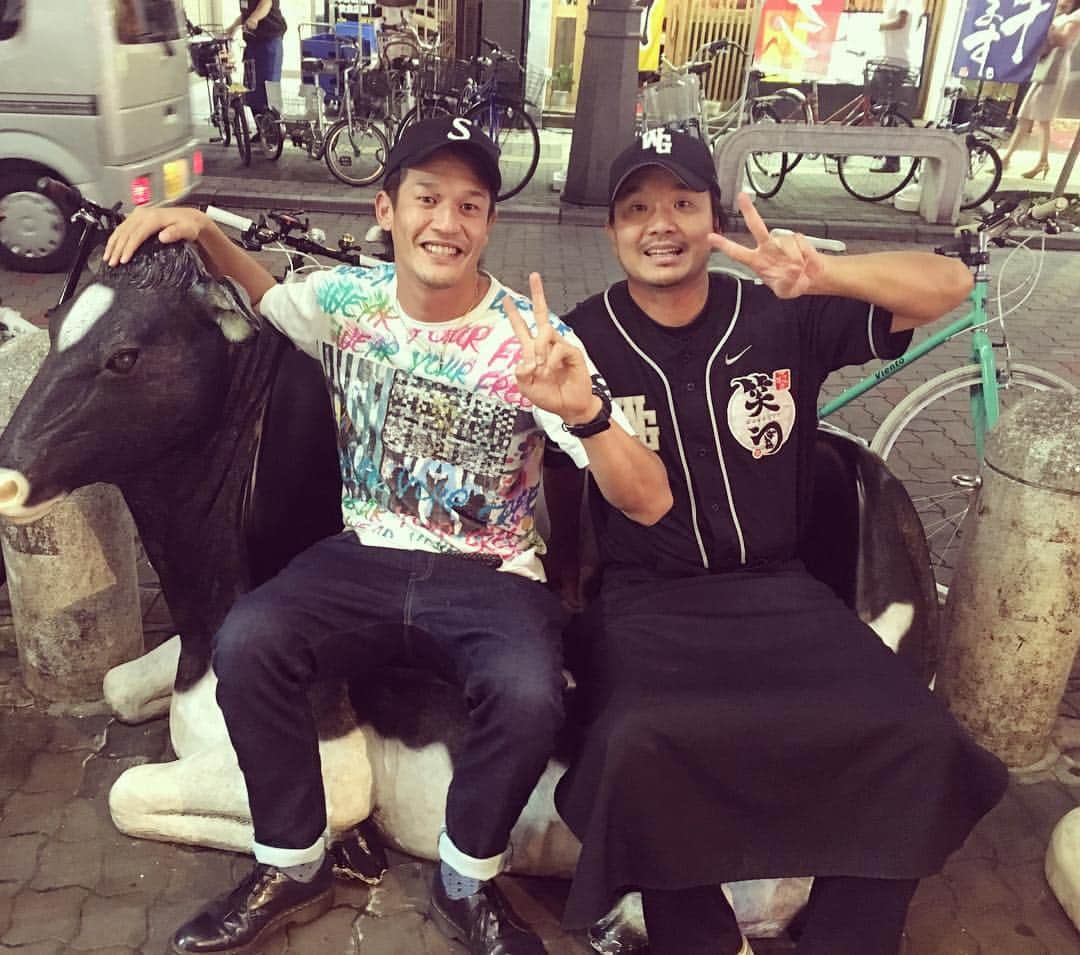大西宏明のインスタグラム：「明日は移動試合なので１人で笑ぎゅうで定食食べて帰って行きました（≧∇≦） ともニャンっ☆*:.｡. o(≧▽≦)o .｡.:*☆ #ヤクルトスワローズ #坂口智隆 #ともニャン #笑ぎゅう #定食 #チャーハン #ラーメン #ハラミ #ミノ #東心斎橋 #焼肉」