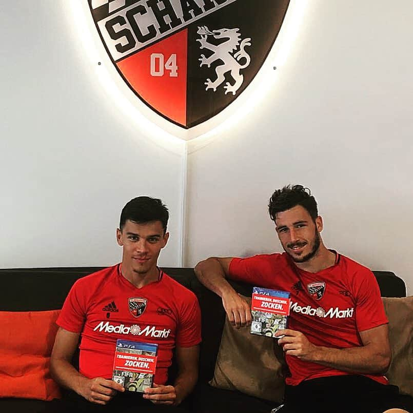 マシュー・レッキーさんのインスタグラム写真 - (マシュー・レッキーInstagram)「Thanks @mediamarkt_deutschland for sorting the boys out with fifa17.. A lot of happy faces ⚽️🎮👌」9月28日 23時58分 - lecks.7