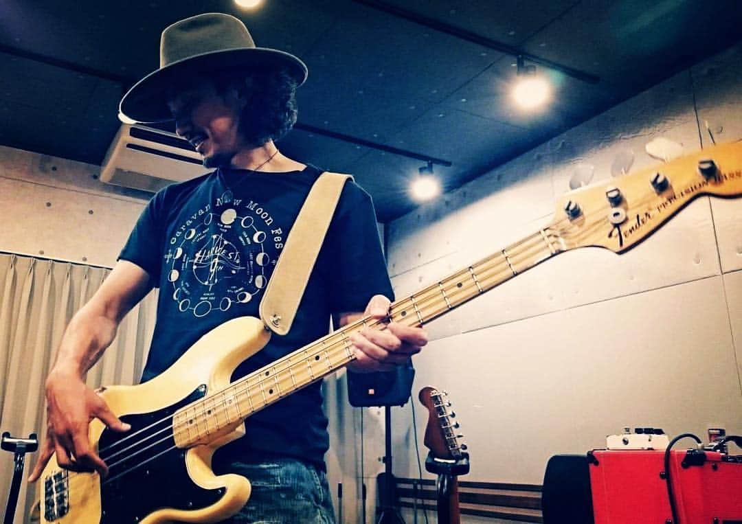 Caravanのインスタグラム：「10/1日比谷野音に向けて作った  新しいTシャツ気に入ってます。  デザインはRAW LIFE MUSICのジャケから  気付けば長い付き合いの植木真吾。  安心と信頼の同級生。  photo by ジョ兄」
