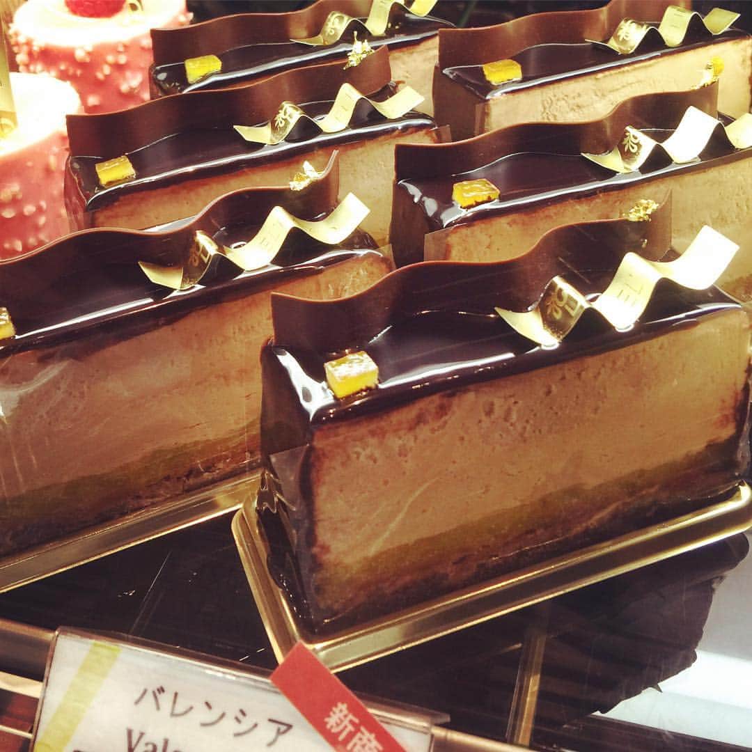 eguchikazuakiのインスタグラム：「新作のケーキ:バレンシア🍊🍊 チョコレート生地の上にサクサクのクランチ、自家製オレンジのコンフィをぬってブレンドしたミルクチョコレートムースを流しました。 グラサージュでコーティングして完成😄👍 ショコラトリーにあるオレンジコンフィの商品をケーキに出来ないか、組み合わせを再構築して考えたケーキです、オレンジのフレッシュ感とチョコレートのミルキーな口どけは最高ですよ👍😄 アールグレイやダージリンはもちろん、赤ワインと合わせたらびっくりする美味しさですよ〜  もうすぐ新しいメニューも登場します！お楽しみに〜😋😋 #delimmo #デリーモ #チョコ #チョコレート #オレンジ#バレンシア#新作#ケーキ#カフェ#パンケーキ#パフェ#マリアージュ#赤ワイン#最高#再構築#新メニュー#はじまるよ」