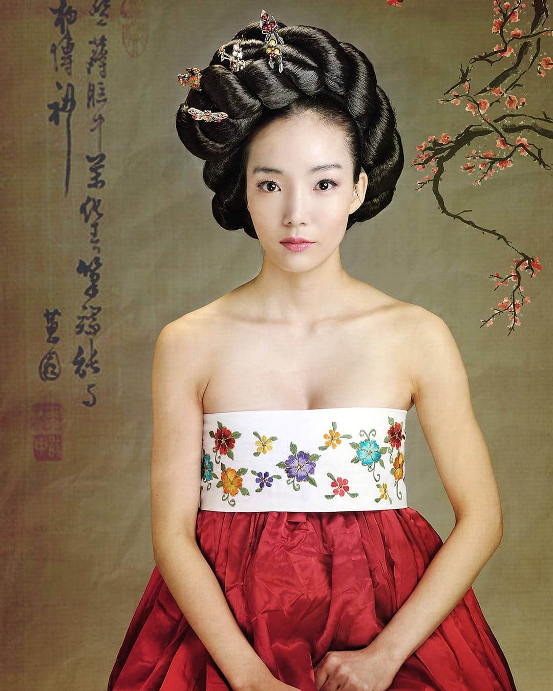 Photographer_善甫(선보)さんのインスタグラム写真 - (Photographer_善甫(선보)Instagram)「스튜디오가 없다는건  돔구장이 없는거군요... 비가 오니 우울하네요 😴 ㅋ . . . #미인도 #소요월야사하사 #황진이 #이선희 #알고싶어요 #소녀  #짝사랑 #한복 #화보 #개인화보 ...