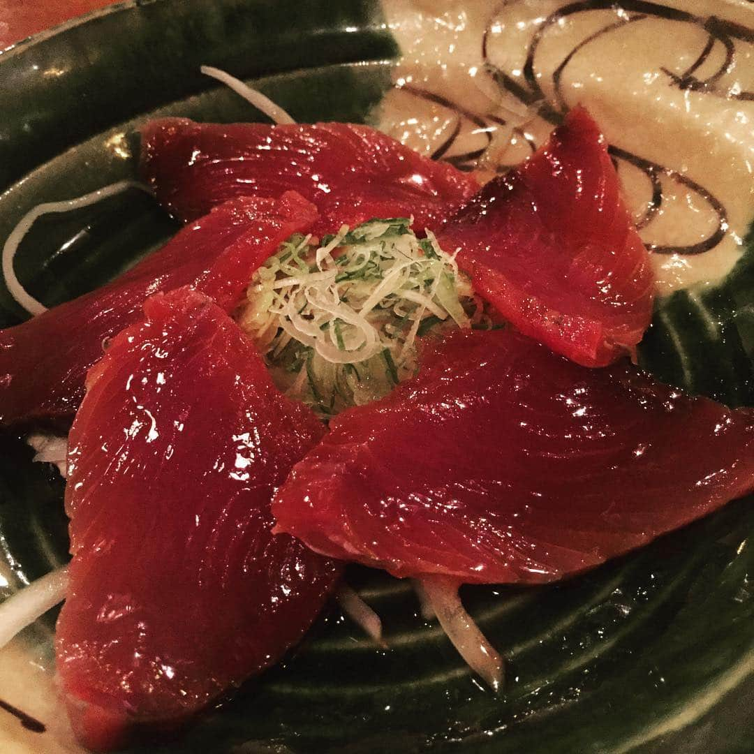 柳下毅一郎さんのインスタグラム写真 - (柳下毅一郎Instagram)「戻り鰹のポン酢 #katsuo #izakaya #seafood #izakayafood #tokyo #katsuwonuspelamis #nightlife #delicious」9月28日 22時49分 - garth_y