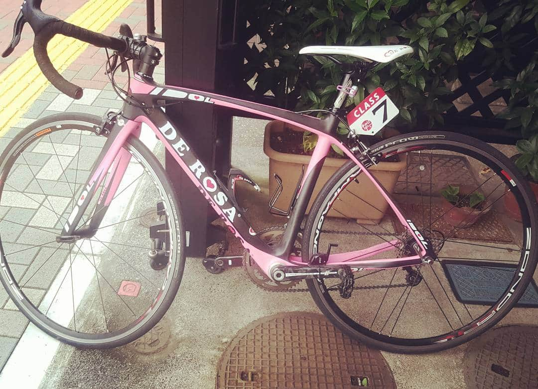 佐藤綾衣さんのインスタグラム写真 - (佐藤綾衣Instagram)「近くの自転車屋さんで空気入れてもらってきたっ٩( *˙0˙*)۶ 明日はステテコさんと朝練開始日っ(*•̀ᴗ•́*)و ̑̑ #チャリダー #坂バカ女子部 #佐藤綾衣 #ぎーちゃん #derosa #ロードバイク #ロードバイク女子」9月29日 10時58分 - ayagiii1130