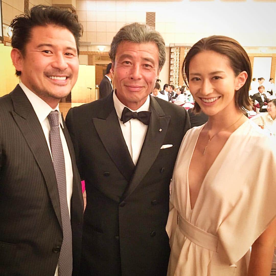 小堀ケネスさんのインスタグラム写真 - (小堀ケネスInstagram)「Was honored to meet legendary actor Mr. Tachi Hiroshi last night!  The Essence of Cool.  昨日舘ひろしさんにお会いしました！ 本当に素敵な人です！！ こんな風に年取りたいですね！😜 #notdrunk #weddingparty #tachihiroshi #japan #legendaryactor #鬼ママ #パパ #舘ひろし #かっこいい #ありがとうございます  @mariakamiyama」9月29日 11時42分 - kenkob0903