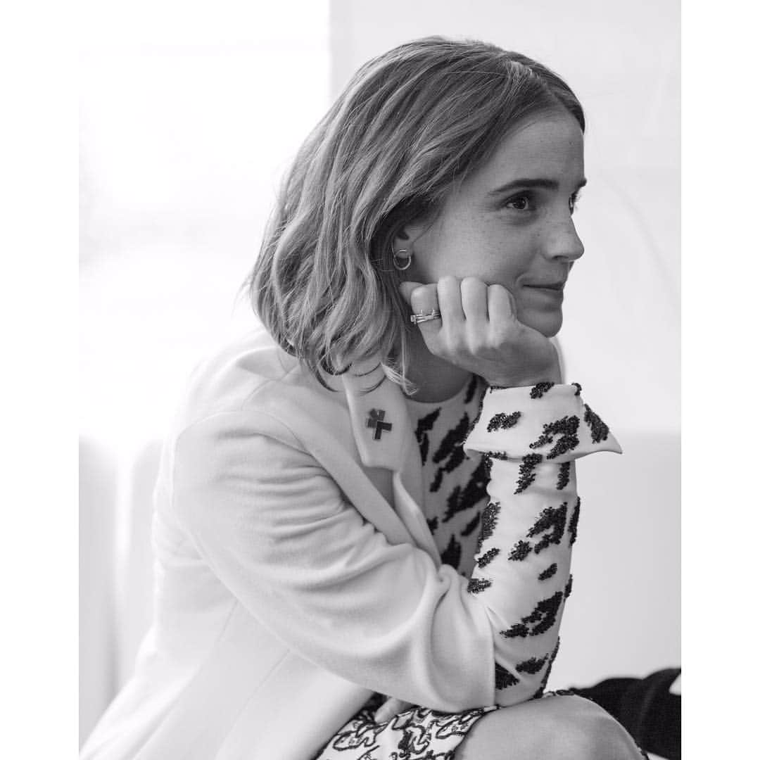 エマ・ワトソンのインスタグラム：「Behind-the-scenes at the @OneYoungWorld Ottawa opening ceremony yesterday!  Dress and coat by @dior. The Haute Couture brand supports local artisans through their production in a small atelier in Paris, preserving tradition and craftsmanship #thewomenbehindmydress  #ecoloves fashion information, in association with @Eco-Age」