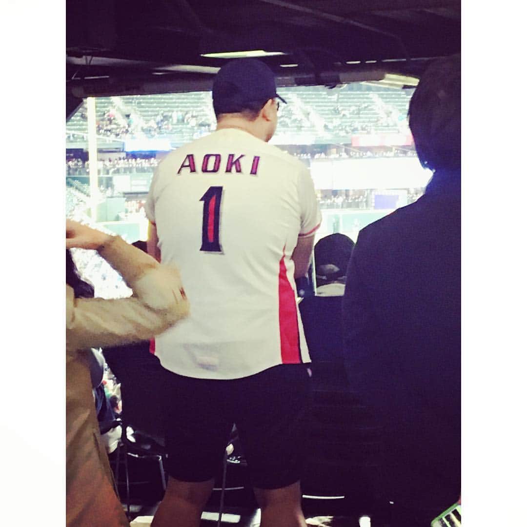 青木佐知さんのインスタグラム写真 - (青木佐知Instagram)「・ セーフコフィールドで 懐かしいユニフォームを見かけた😍 本当に感謝😭🙏 ・ I saw a big Nori fan at Safeco tonight . He's wearing a Tokyo Yakult Swallows jersey. Nori used to play for them in Japan.Thank you soooooo much😉 ・ #safcofield #tokyoyakultswallows #1 #青木宣親  #seattlemariners #8 #norichikaaoki #noriaoki #thankyou #ありがとう #走れ青木世界に輝くナンバーワン #青木宣親応援歌」9月30日 14時41分 - sachiaoki23