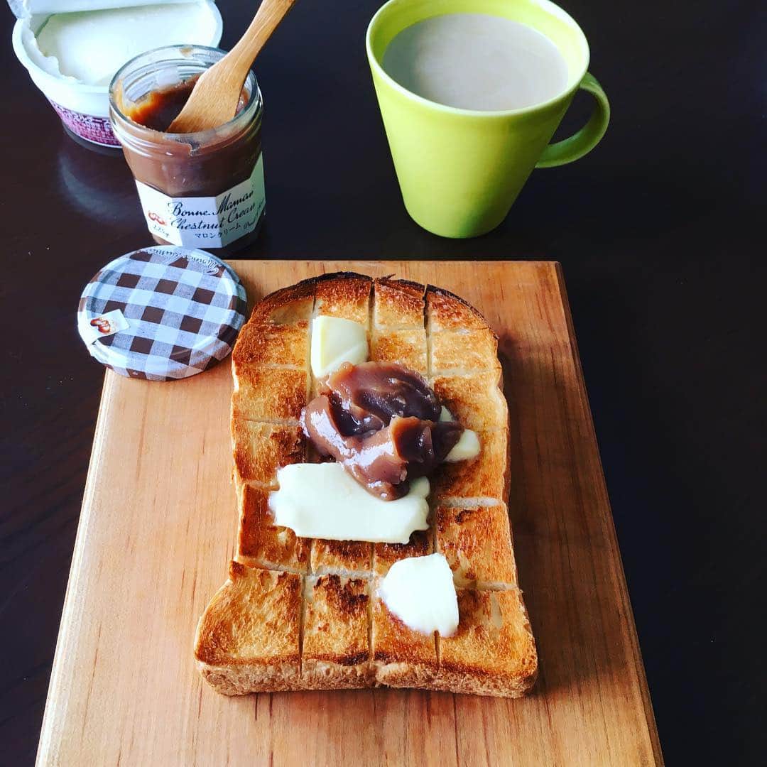 志摩有子さんのインスタグラム写真 - (志摩有子Instagram)「GM。毎朝5時起きの撮影ラッシュの今週、今日はのんびりこれからスタート。美味しい山型食パンをもらったので、厚切りトーストに。マルセイバターとボンヌママンのマロンクリームで食す。カリッとふわっと最高‼︎ #山型食パン #溜池山王 #長野ベーカリー #マルセイバター #ボンヌママン #マロンクリーム #秋のトースト #マロントースト #睡眠大切」9月30日 10時47分 - ariko418