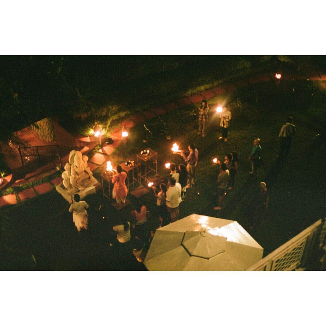 玄里さんのインスタグラム写真 - (玄里Instagram)「毎晩7時に行われる儀式。  Every 7PM, people have a ceremony on Ganga river. Wash and throw away them sin.  #myfirstindia #film  #pentax」9月30日 11時49分 - hyunri__official