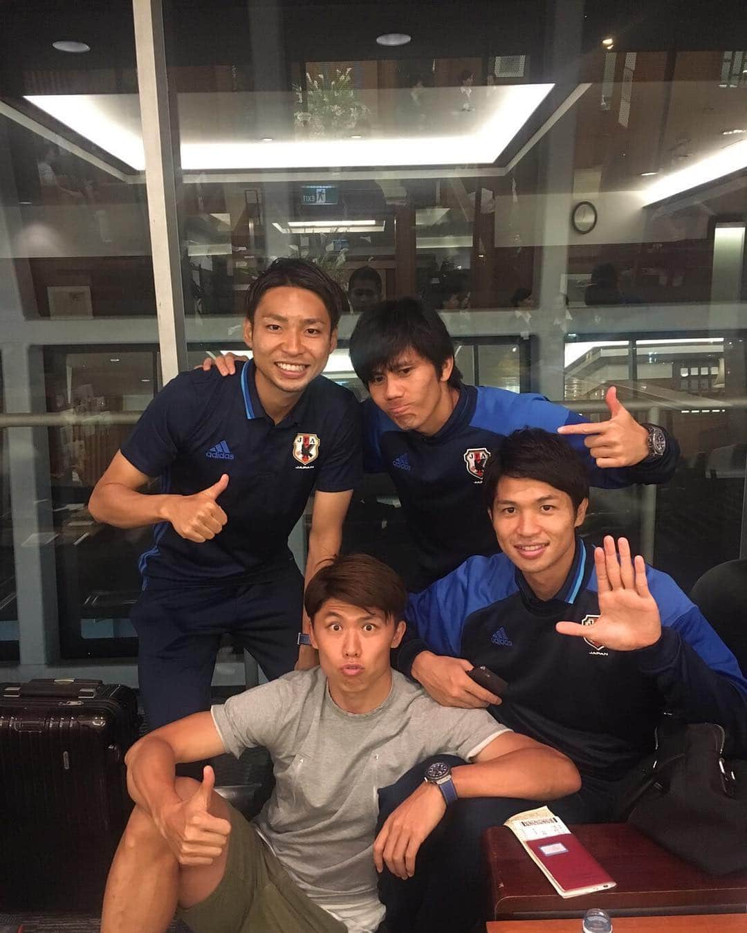 のインスタグラム：「応援ありがとうございました🇯🇵これからオランダへ帰ります！また明日から頑張ります😄✋🏻 #俺だけフライトめっちゃ遅い  #からの30分遅延のアナウンス #あと2時間1人で待機 #87年組 #調子乗り世代 #林いない  #柏木陽介 #森重真人 #小林悠 #太田宏介」