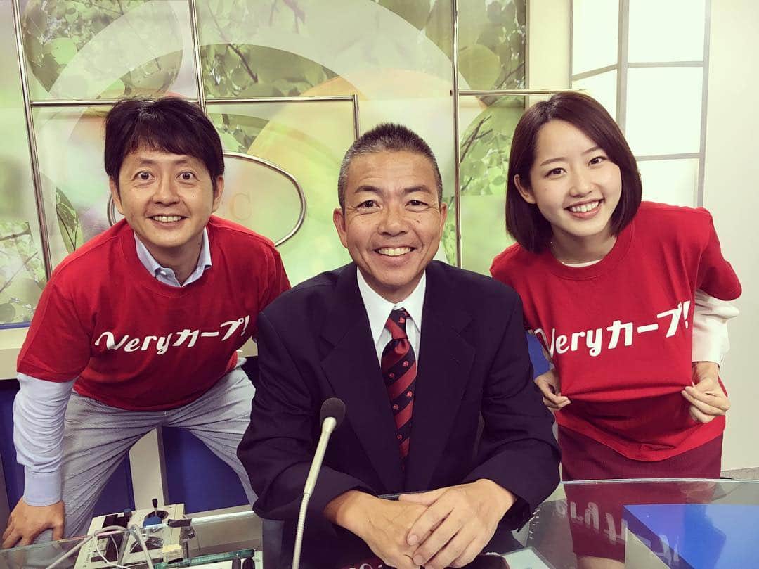 河村綾奈のインスタグラム：「カープネクタイをしてお昼のニュースを読んだ本名さん、そして小林さんと♡ ズムスタで胴上げが見たい！✨ #veryカープ #今日の中継は #RCC #優勝目前 #マジック3」