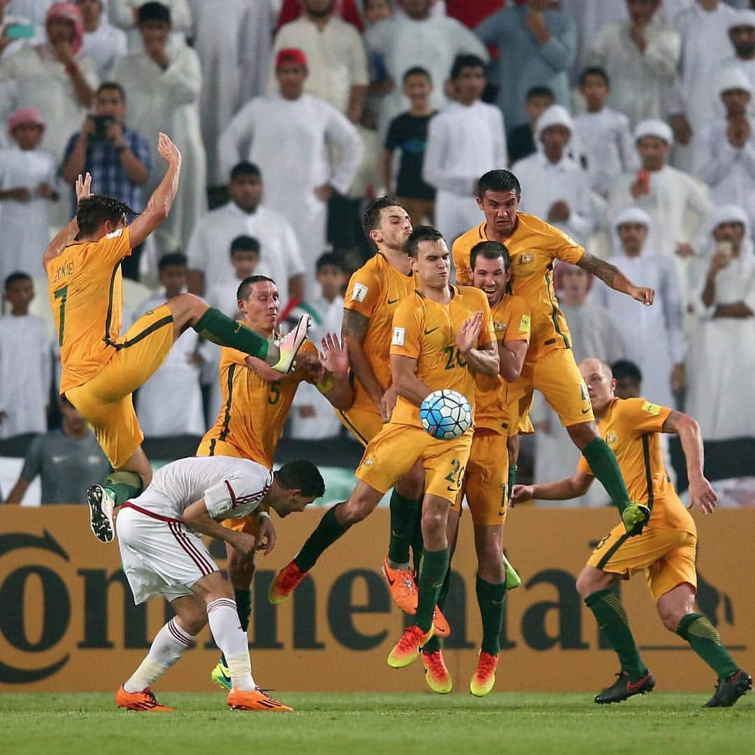 マシュー・レッキーのインスタグラム：「Boys gave everything today and this picture shows the desperation... Karate kick 😂😂⚽️⚽️ @tim_cahill @ryanmcgowan89 @trentsainsbury」