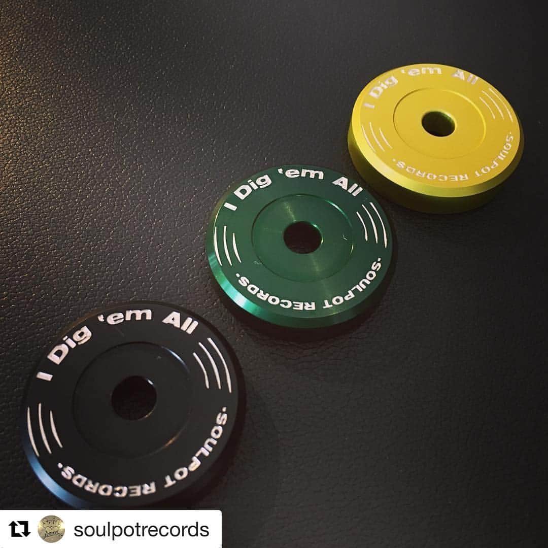 UNION PRODUCTSのインスタグラム：「☆Special Order☆ #Repost @soulpotrecords with @repostapp ・・・ SOULPOT RECORDS 7INH ADAPTER (by UNION PRODUCTS)  この度絶対な信頼を得るUNION PRODUCTSに依頼し、SOULPOT RECORDSのオリジナル7inhアダプターを製作して頂きました  発売は9月中旬頃の予定です 予約受付中です  black . GREEN . C GOLD  1PIC ¥1800 + TAX 1SET ¥3200 + TAX  #soulpotrecords #union_products #unionproducts」