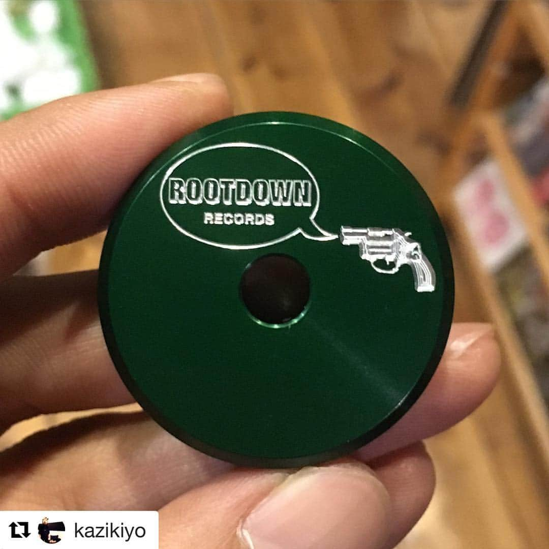 UNION PRODUCTSのインスタグラム：「☆Special Order☆ #Repost @kazikiyo with @repostapp ・・・ Root Down Records X Union Product 7インチ用アダプター新色出来ました☝🏼️☝🏼☝🏼2016年秋はグリーンです🌳#rootdownrecords#unionproducts#records#45s#7inch#adapter #union_products」