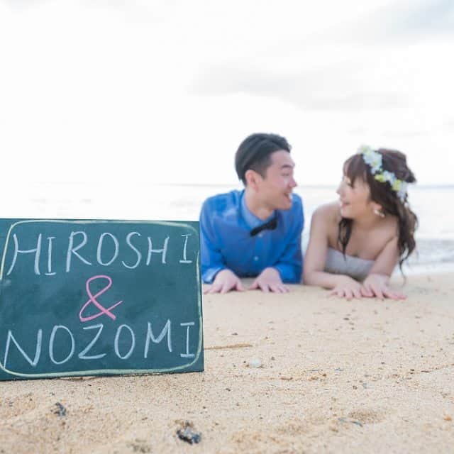 1000％WEDDING!のインスタグラム：「【黒板フォト】あなたなら何を書きますか？！！ http://ameblo.jp/keikomiura1000wedding/entry-12197753664.html  #黒板フォト#アウトレットドレス#ドレスセール#トラッシュザドレス#ビーチ フォト#沖縄 #ハワイ」