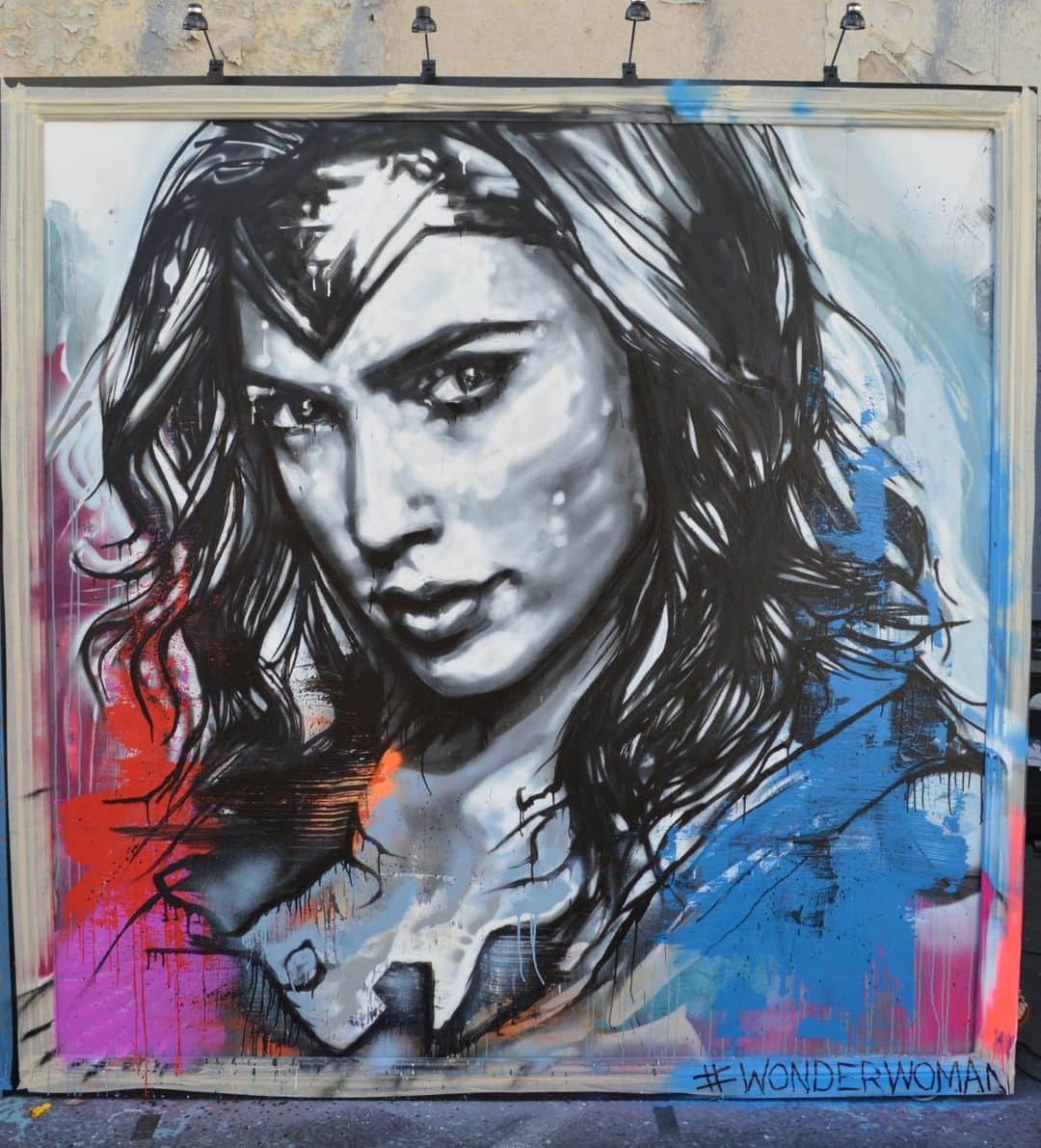 ガル・ガドットさんのインスタグラム写真 - (ガル・ガドットInstagram)「This #WonderWoman mural from #SDCC2016 by @starfightera is unbelievable! 😻 😻 😻」9月8日 0時01分 - gal_gadot
