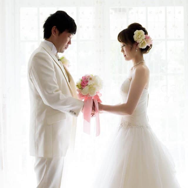 1000％WEDDING!のインスタグラム：「ビーチフォトだけじゃない！沖縄ではハウススタジオフォトも撮れちゃいます♪  #ウェディングフォト #前撮り #スタジオ撮影 #wedding #weddingphoto #プレ花嫁 #結婚準備」