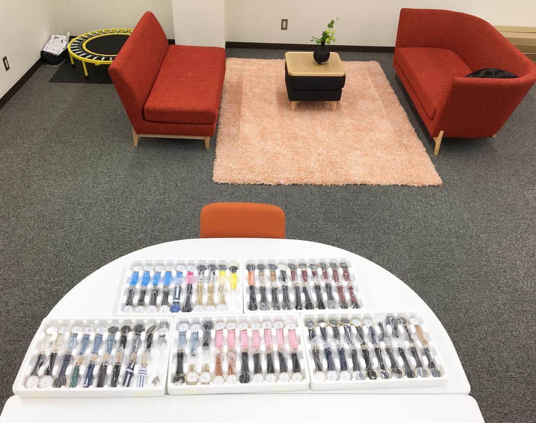 バーベルウォッチ日本正規代理店のインスタグラム：「バーベルウォッチがスペインより入荷して参りました！😊 これから出荷を始めますー！！ #バーベルウォッチ #腕時計 #時計 #ダニエルウェリントン #balber」