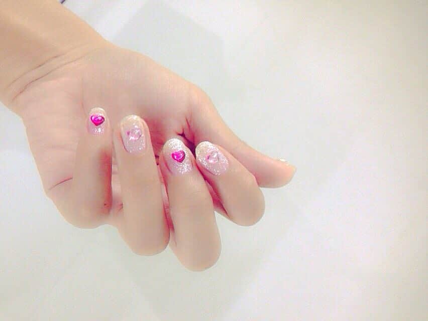 福田成美のインスタグラム：「new！ラブリーでキュートでポジティブな感じ💗💜💗💜fr:m表参道店(@froom_omotesando)さんにお願いしました🙏✨#froom #nail #new #ネイル #aoyamamisscon2016」
