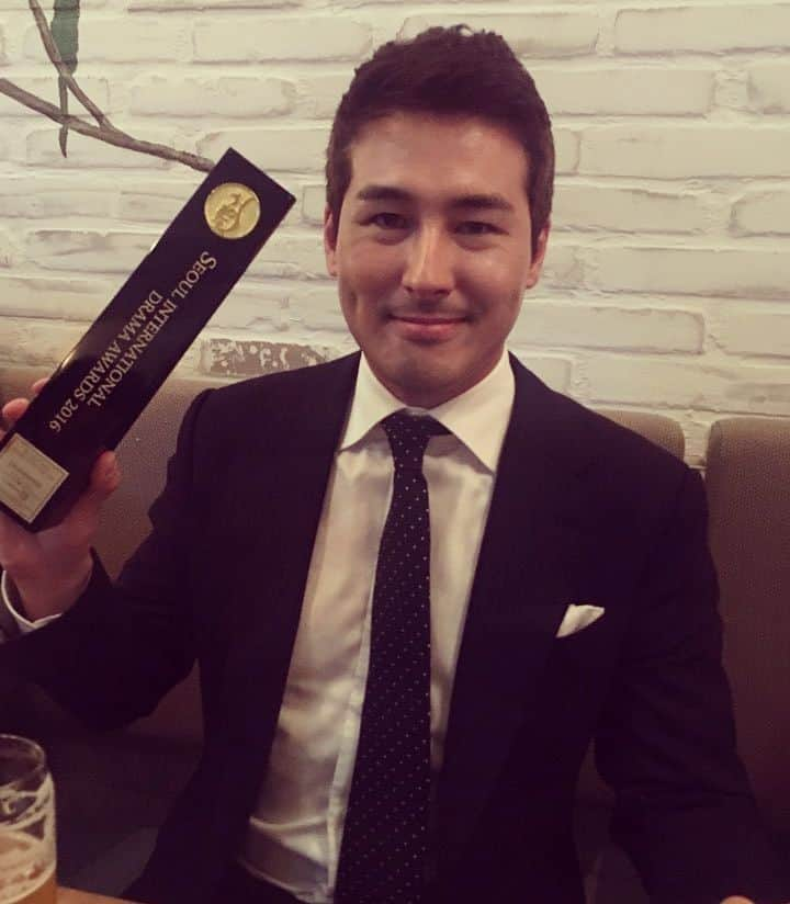 ショーン・リチャード・デュレイクのインスタグラム：「#Dramaworld won "Most Popular Foreign Drama" at the 2016 Seoul International Drama Awards !!! This one is for the FANS. Thank you from my bottom of my heart.  What an honor ! #surreal  올해 #서울드라마어워즈 에서 해외초청작으로 #드라마월드 가 상을 탔습니다 !  저희 팬들 덕분에 이런 큰 상을 받게 되었습니다.  영광스럽습니다 ~ 감사합니다 ~」