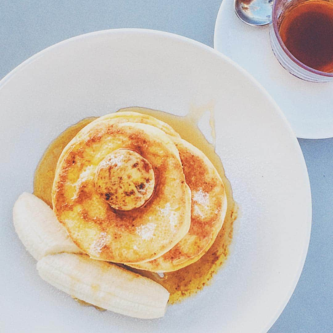 梅本祐紀のインスタグラム：「美味しい朝食。 ・ ・ #breakfast #goodmorning #gm #bills #pancake #朝食 #おはよう #e朝 #ビルズ #パンケーキ #定番」