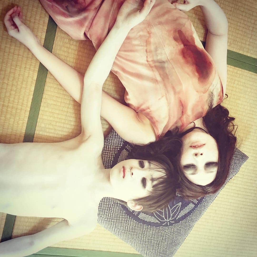 伽椰子と俊雄のほのぼの親子日記のインスタグラム：「あ゛あ゛あ゛あ゛あ゛（遊びつかれたある昼下がり）  #仲良し親子 #貞子vs伽椰子　#あ゛あ゛あ゛あ゛あ゛ #ニャー　#さだかや #sadakovskayako」