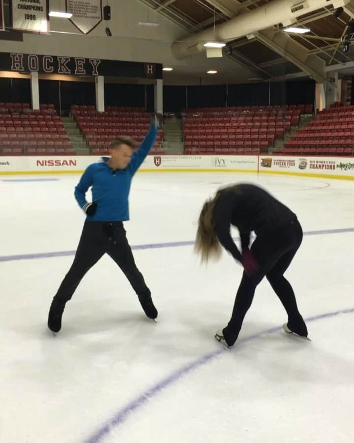 エミリー・ヒューズのインスタグラム：「Just a little pre-show stretch @aneveningwithchampions #ewc16 @shawn_sawyer_ @harvard 📷 @kmeiz12」