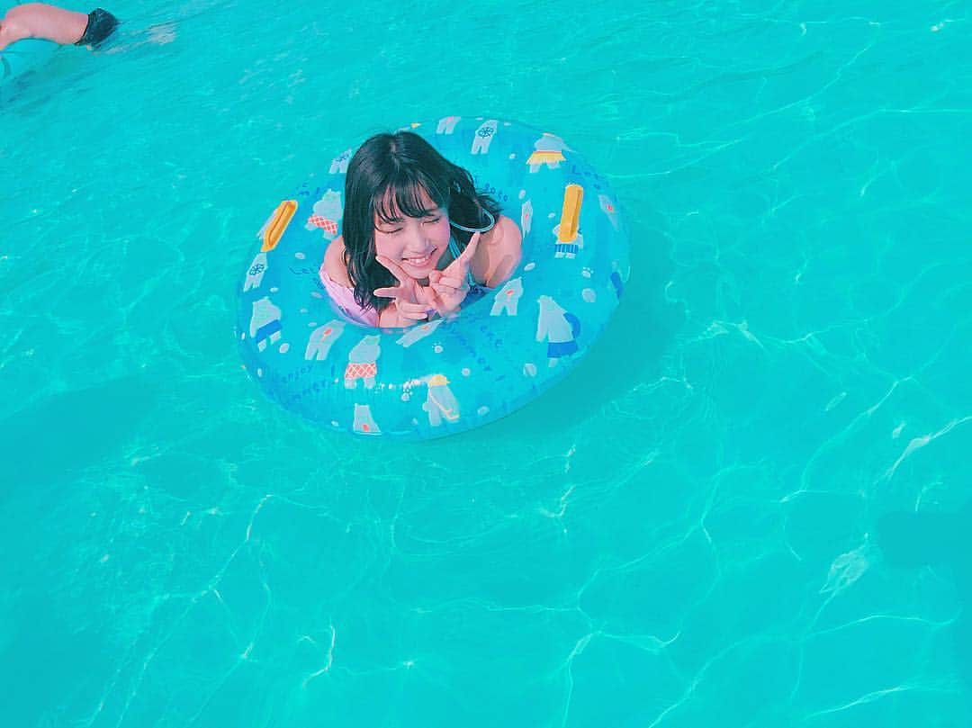 木下綾菜さんのインスタグラム写真 - (木下綾菜Instagram)「せなとのプール。🐬💞 この日でかなり焼けた。笑 . #夏休みの思い出 #水着写せないので #浮き輪に埋もれて #木下頑張りました #褒めてください」9月9日 15時52分 - kinoshita_ayana