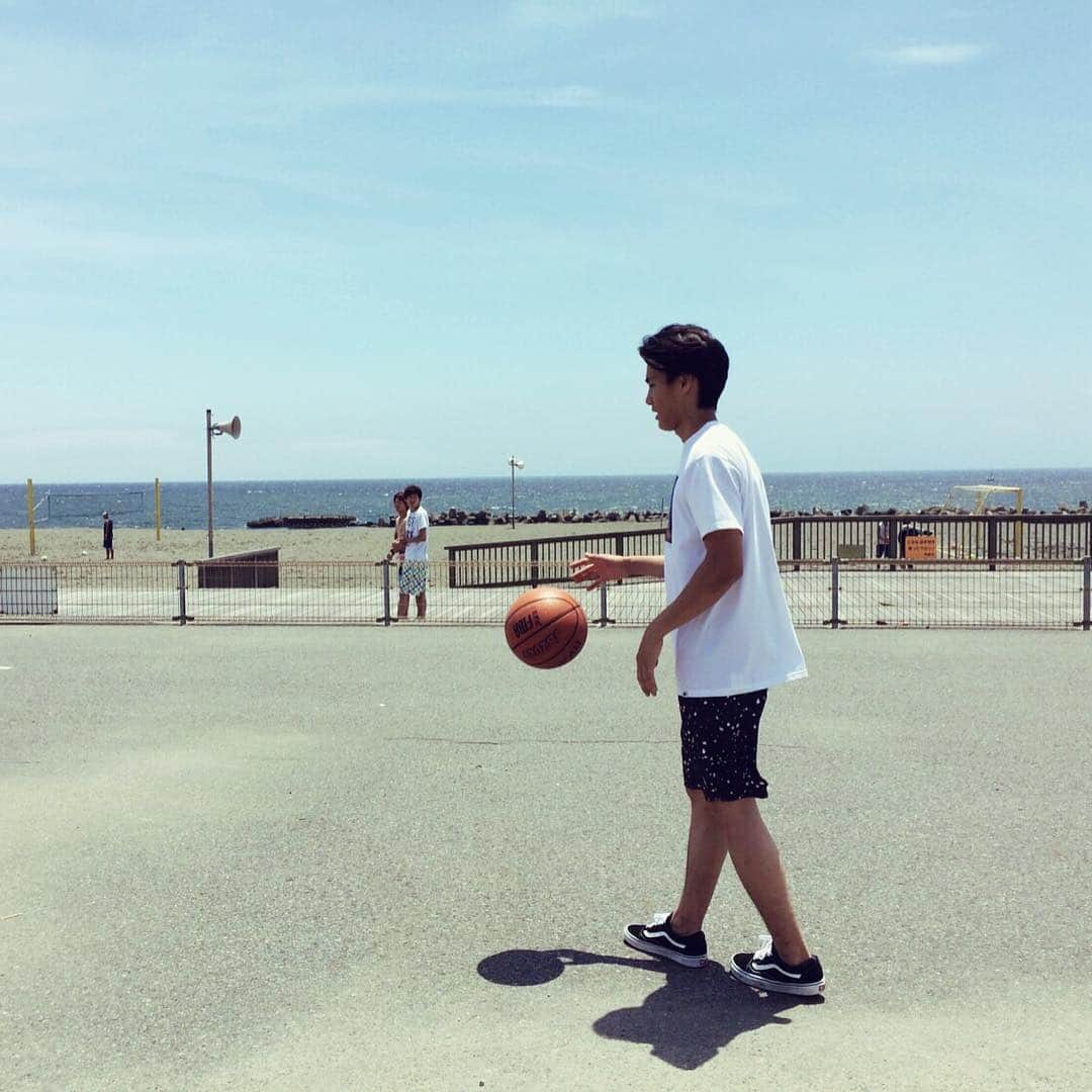 櫻井美咲のインスタグラム：「_ 買い物帰りに寄り道したら冬真くんがバスケしてた。海が似合うね〜✨ #SHONAN #sea #basketball」
