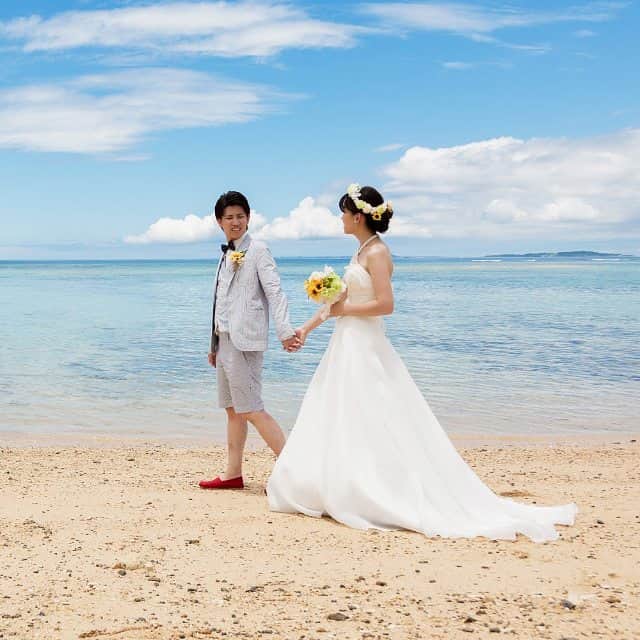 1000％WEDDING!のインスタグラム：「自然体な2人で撮れる♪ #沖縄 #ビーチフォト #海に入れる #トラッシュザドレス #1000%WEDDING! #自然体 #ウェディングフォト」