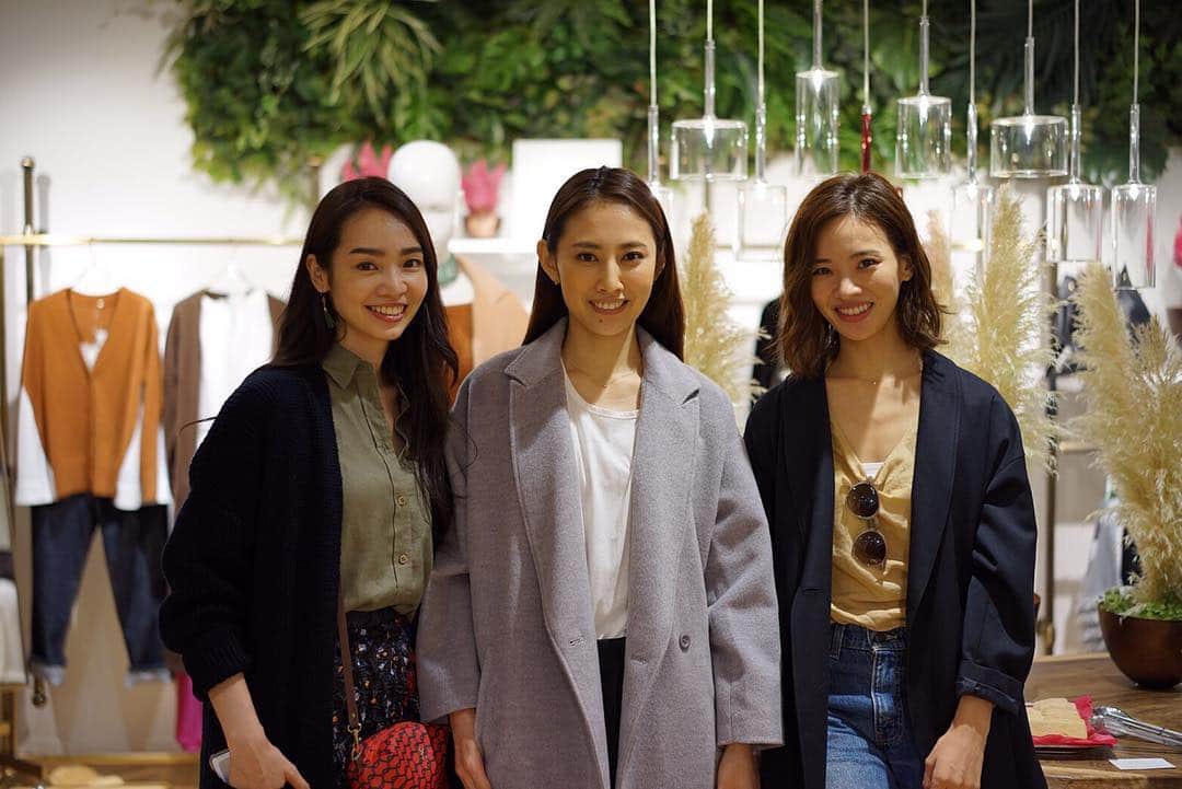 島村まみのインスタグラム：「#nostalgiajp_autumn の展示会に行ってきました😊毎回とても可愛いくて大好きです❤️そのうえプチプラ☺️私が着てるグレーのコートとまえちゃんが着てるネイビーのコートつけました😁 丈は長めで形もキレイですよ✨ 届くの楽しみです😊😊😊😊😊 #ノスジョ#nostalgiajp @nostalgia_jp」
