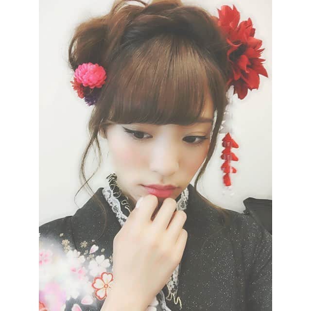志田友美（ゆうみん）のインスタグラム：「振袖好きだなぁ。 ジョイフル恵利さんの撮影でいつも着させてもらってるから幸せ😳 来年成人式の振袖決まったし、次のバースデーも振袖で出たいなぁ💓どんな髪型にしよ〜？とか考えてる私女の子だね。笑。 楽しみです💭💭#ジョイフル恵利 #振袖 #もうすぐ２０歳」