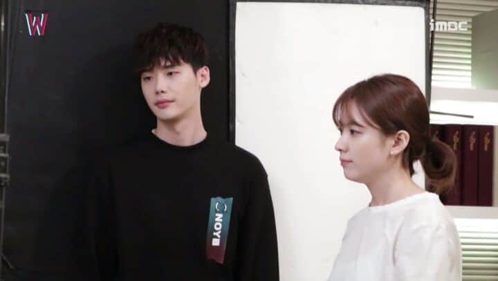 のインスタグラム：「[BTS] W (EP8) P.1 ♥ #한효주 #이종석 #더블유 #jongjoocouple #leejongsuk #hanhyojoo #wtwoworlds #honeycouple #w #jongjoo #kangchul #ohyeonjoo #chulyeonjoo #twoworlds」