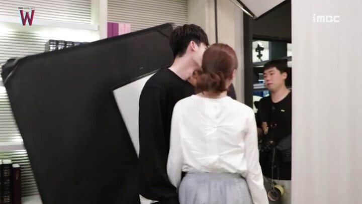 のインスタグラム：「[BTS] W (EP8) P.2 ♥ #한효주 #이종석 #더블유 #jongjoocouple #leejongsuk #hanhyojoo #wtwoworlds #honeycouple #w #jongjoo #kangchul #ohyeonjoo #chulyeonjoo #twoworlds」
