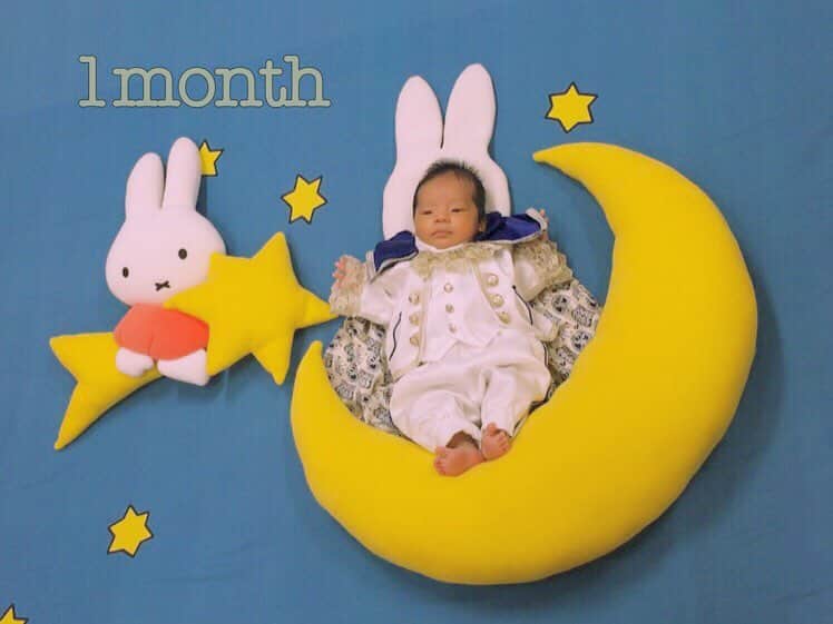 橋田昌実のインスタグラム：「9月10日  今日で産まれて1カ月👶🏻❤️ お宮参りも無事おわり〜 スタジオアリスで王子様に変身👑🐰 .  #スタジオアリス #お宮参り #ミッフィー #王子様 #8月生まれ #生後1カ月 #男の子 #ママリ #すくすくと健康に育ちますように #お宮参りはギャン泣き #スタジオアリスではおめめぱっちりご機嫌さん #疲れたのか小さいながらにいびきかいて寝てる😂❤️」
