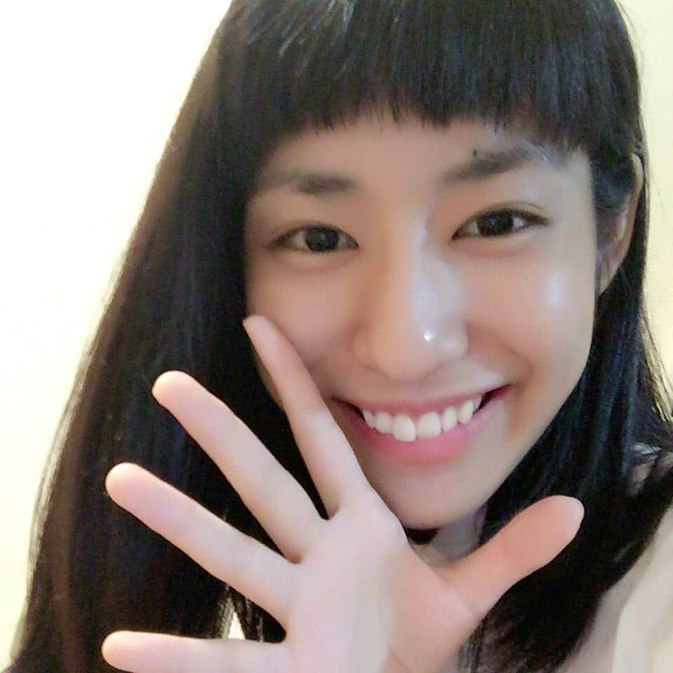 坂田麻衣のインスタグラム：「ON THE 眉太郎。 #自撮り #美容院」